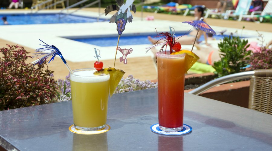 Bar de la piscine avec des cocktails